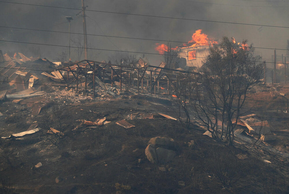 <p>Vatrogasci od petka gase desetine požara. Između 3.000 i 6.000 kuća je oštećeno ili uništeno. Uništeno je oko 43.000 hektara šuma</p>