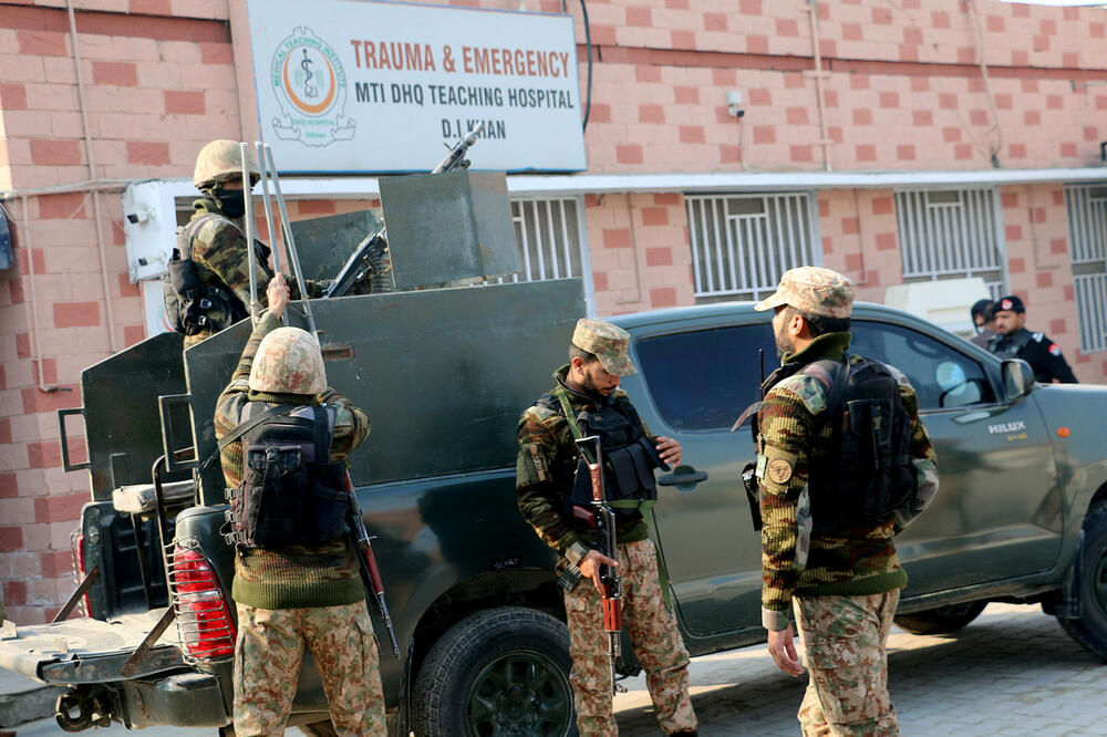 Obezbjeđenje čuva stražu ispred bolnice u kojoj se liječe povrijeđeni policajci nakon napada militanata na policijsku stanicu, Foto: Reuters