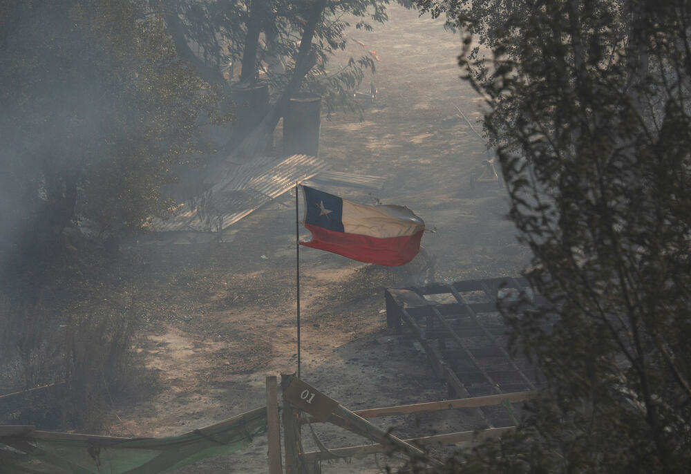 <p>Oko 1.400 vatrogasaca i 1.300 vojnika i dobrovoljaca je angažovano četrtvog dana zaredom u gašenju šumskih požara koji su zahvatili centralni i južni dio Čilea.<br /> </p>