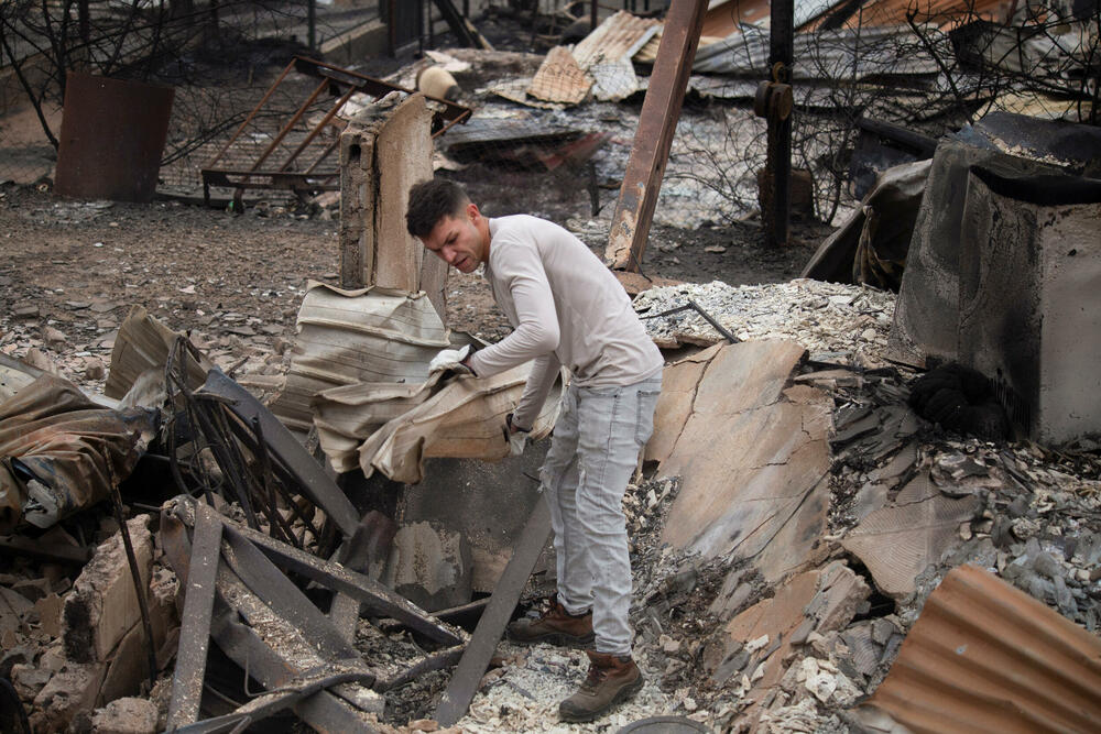 <p>Oko 1.400 vatrogasaca i 1.300 vojnika i dobrovoljaca je angažovano četrtvog dana zaredom u gašenju šumskih požara koji su zahvatili centralni i južni dio Čilea.<br /> </p>
