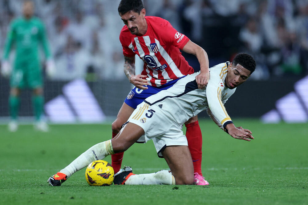 Savić u duelu sa Belingemom tokom "Madrilenja", Foto: Reuters