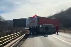 Displaced Serbs set up a blockade in Rudare, near...