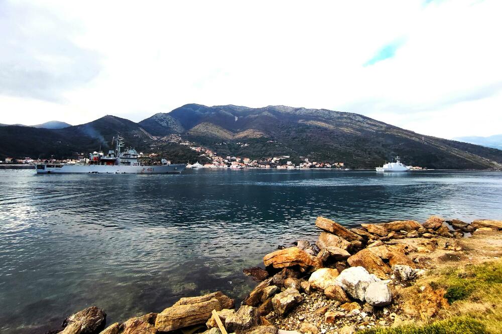 Italijanski ratni brodovi ulaze u Verige, Foto: Siniša Luković