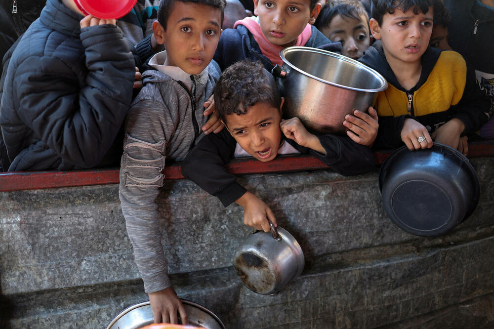 Palestinci u redu za hranu iz humanitarne kuhinje u Rafi, Foto: Rojters