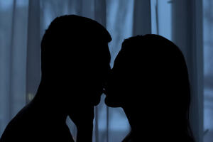 Šta da se radi kad ona želi da to radi samo po mraku?