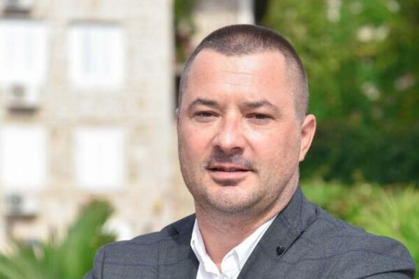 Franeta lud Odžić zu einem Treffen ein, um zu klären,...