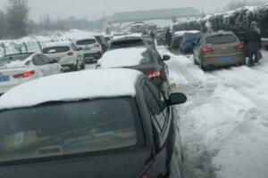 Kina: Hiljade vozila zaglavljeno na autoputu zbog sniježne oluje