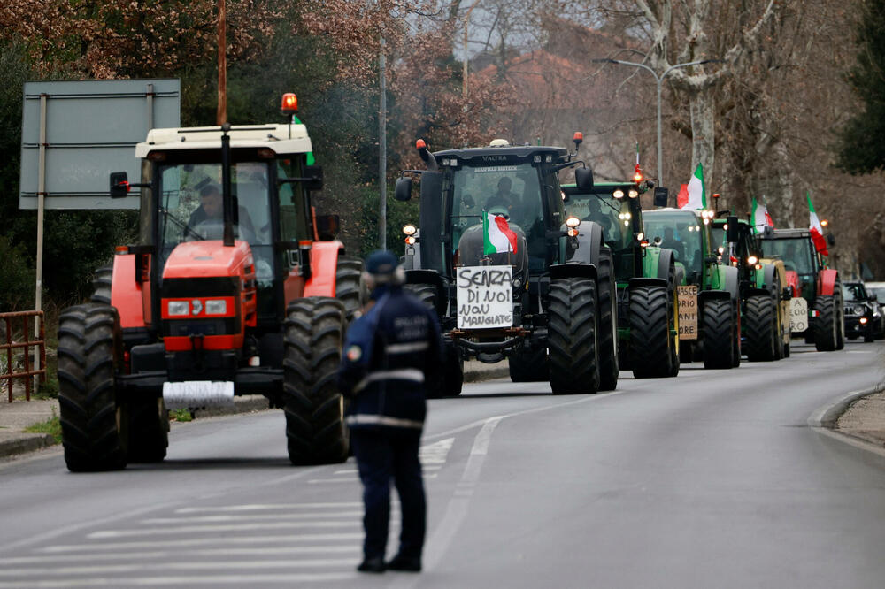 Poljoprivrednici voze svoje traktore da stignu do Rima dok protestuju zbog pritisaka na cijene, zbog poreza i zelene regulative, pritužbi koje dijele farmeri širom Evrope, u Vetrali, blizu Rima, Foto: Shutterstock