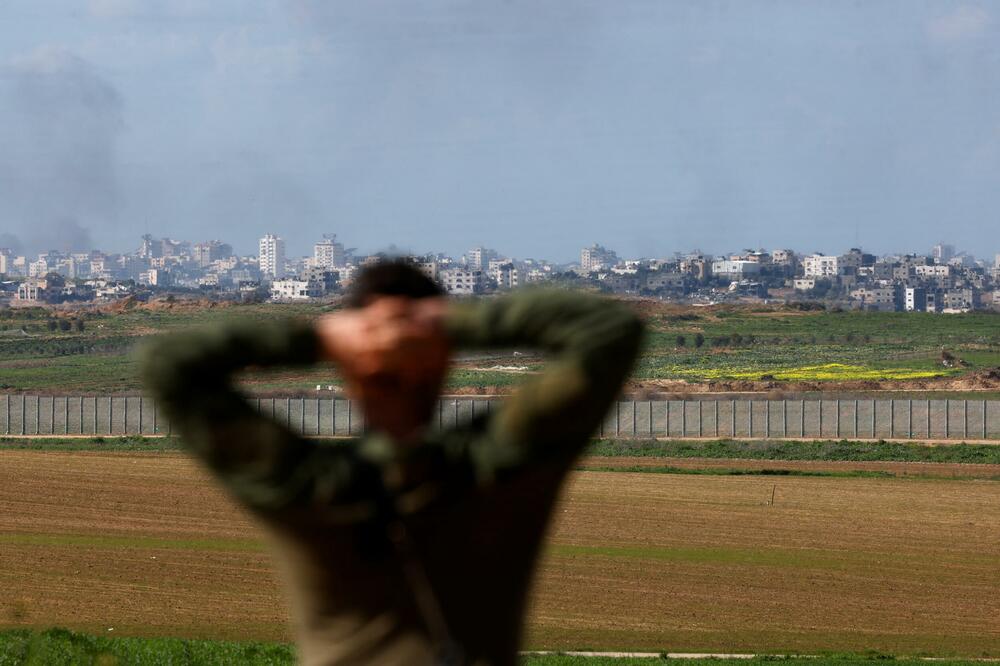 Izraelski vojnik gleda u pravcu Gaze