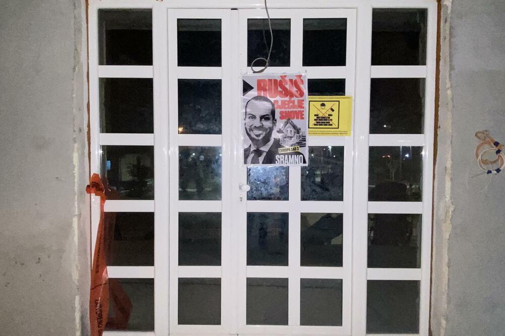 Postavljeni poster i uklonjena traka, Foto: Čitalac Vijesti