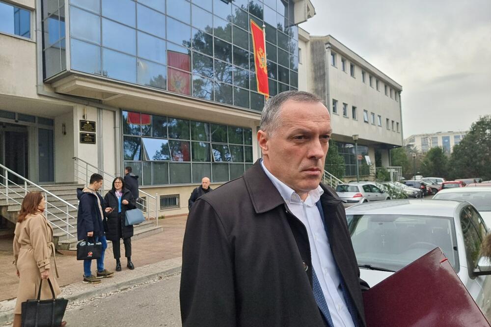 Božović ispred Ministarstva prosvjete, Foto: Nikola Saveljić