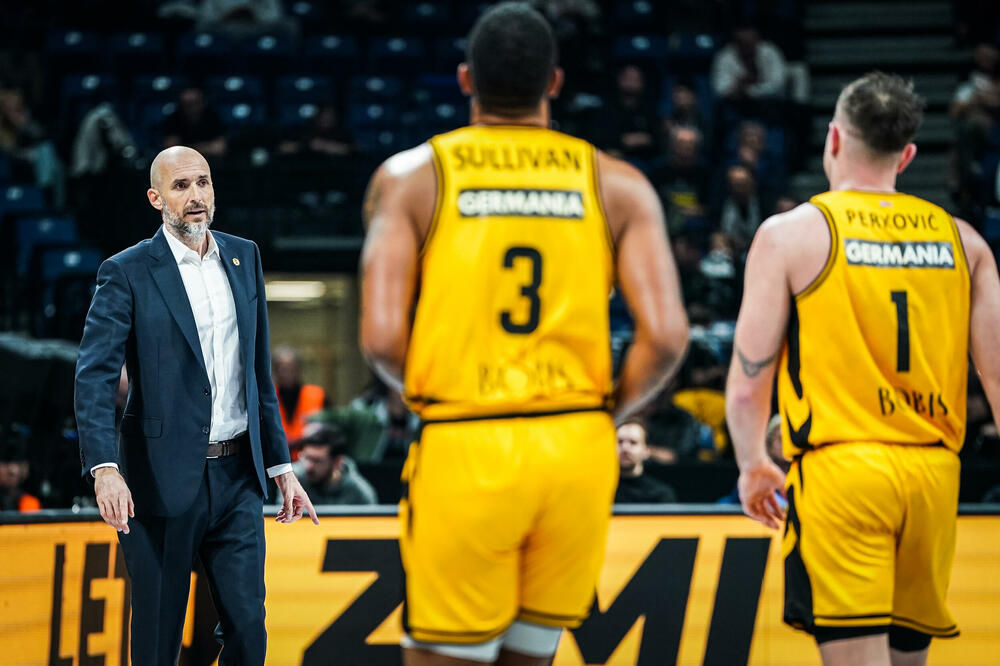 Rimac sa svojim igračima tokom meča protiv Partizana, Foto: ABA/Dragana Stjepanović