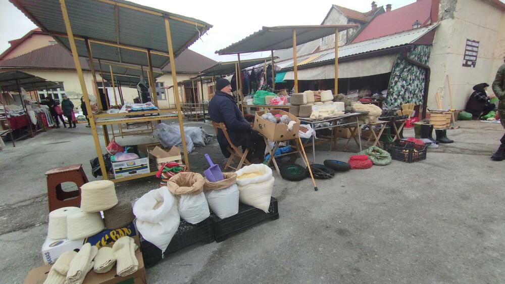 Prinuđeni da robu izlažu na trotoaru