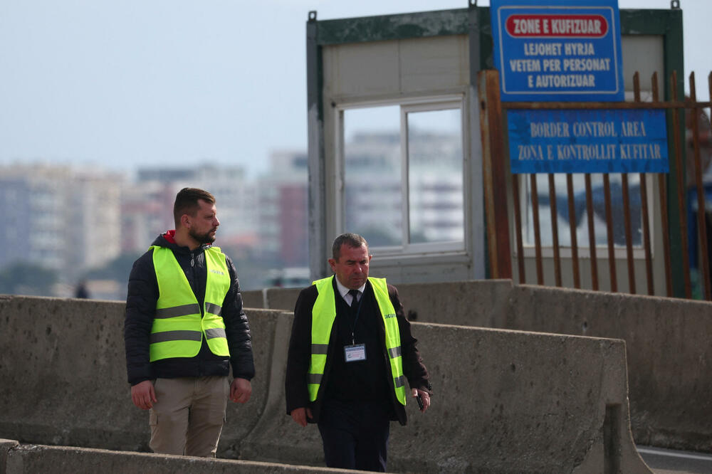 Obezbjeđenje u albanskoj luci Šengđin, Foto: Rojters