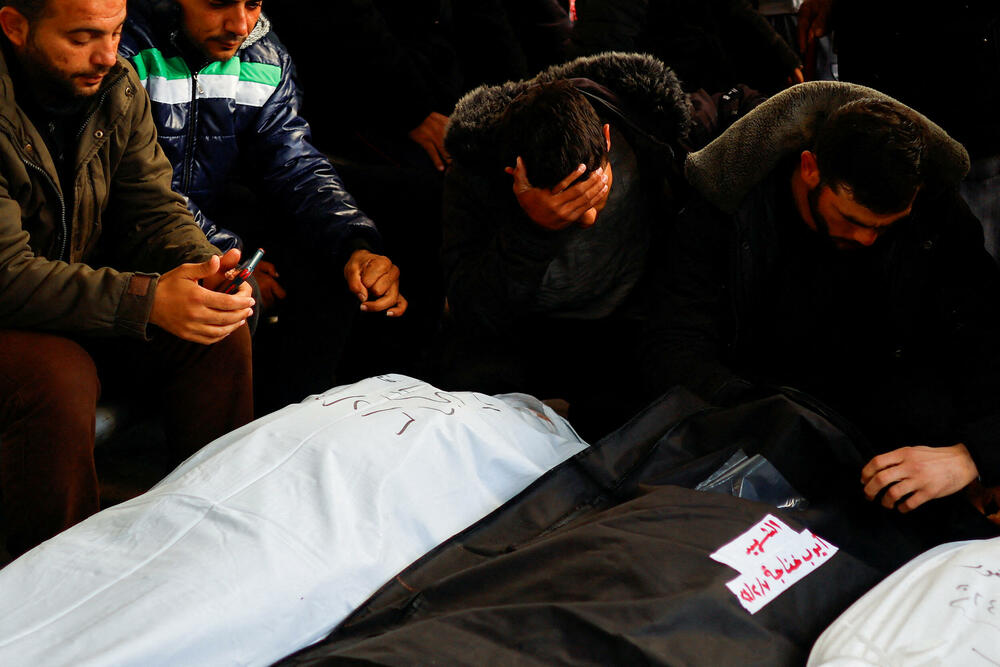 Ožalošćeni pored tijela Palestinaca u bolnici u Rafi