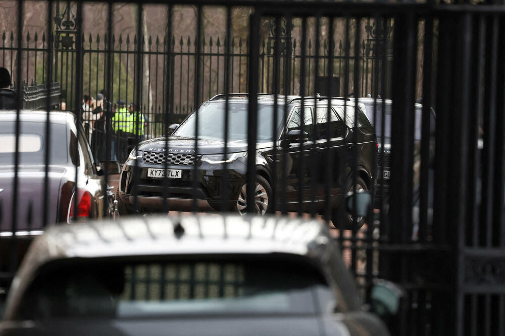 Automobil za koji se vjeruje da je transportovao princa Harija do kraljeve kuće u Londonu, Foto: Reuters