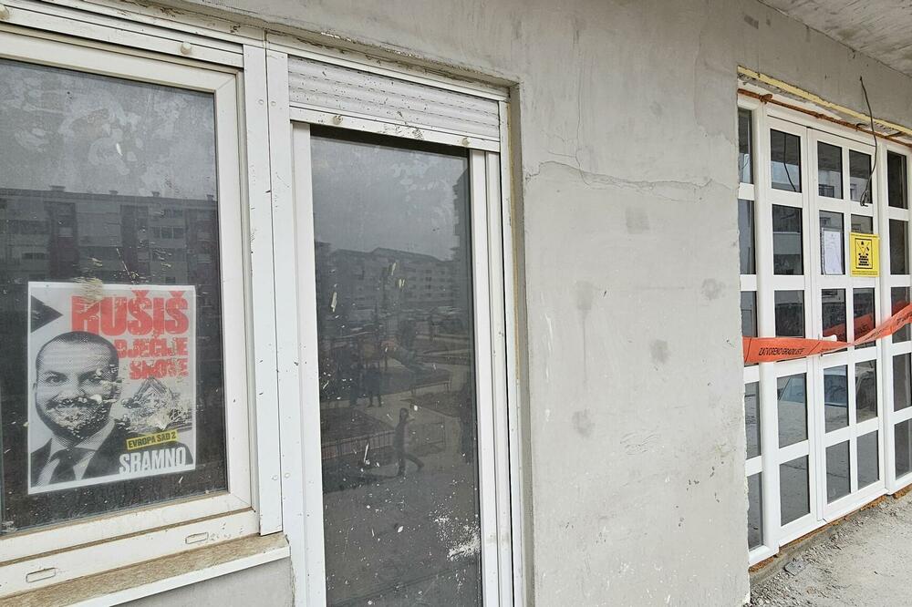 Pečat inspekcije vraćen, posteri izlijepljeni na prozorima: Juče na gradilištu, Foto: Damira Kalač