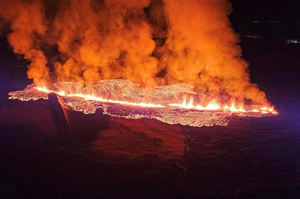 Detalj od prethodnog mjeseca: Vulkan izbaca lavu i dim dok eruptira na poluostrvu Rejkjanes, Foto: REUTERS