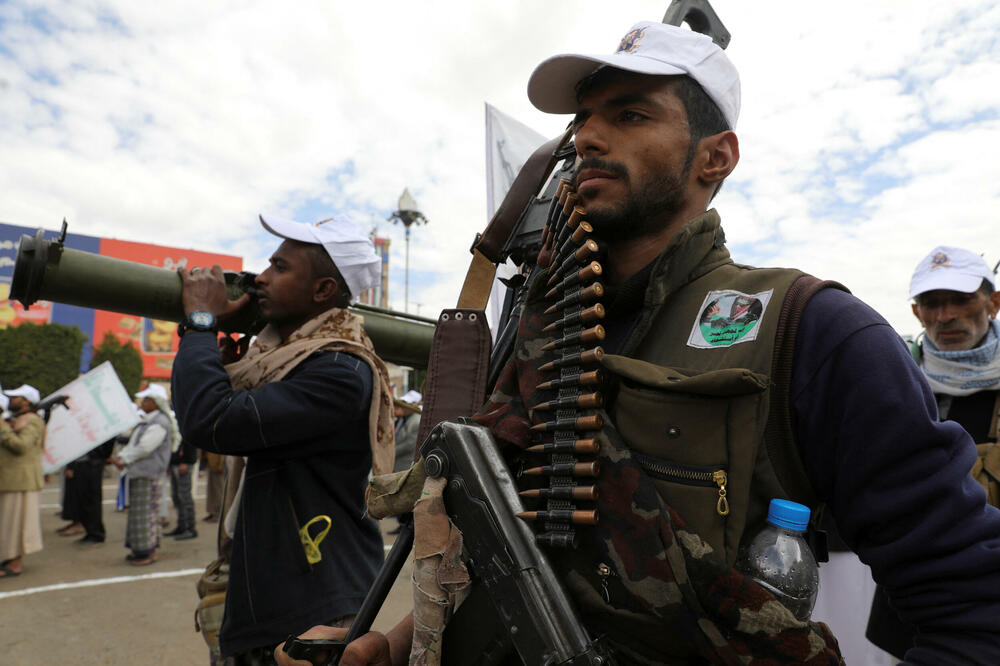 Pristaša Huta drži mitraljez sa pojasom za municiju tokom parade u demonstraciji sile usred zastoja u Crvenom moru i vazdušnih napada predvođenih SAD-a na ciljeve Huta, u Sani, Jemen (8. februara 2024.), Foto: Reuters