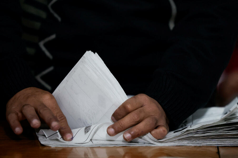 Biračko osoblje broji glasačke listiće na biračkom mjestu nakon zatvaranja birališta, tokom opštih izbora u Lahoru, Foto: Reuters