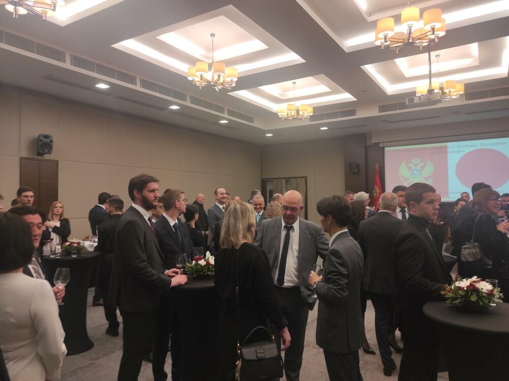 <p>Premijer istakao da je započeta komunikacija o proslavi jubileja - 20 godina diplomatskih odnosa dviju država, dok je ambasador Japana poručio da su spremni da pruže "neophodnu podršku u nadi da će u budućnosti više japanskih kompanija započeti poslovanje u Crnoj Gori"</p>