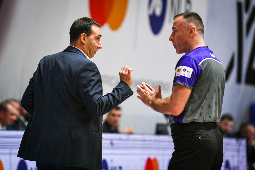 Pavković u razgovoru sa arbitrom, Radošem Arsenijevićem