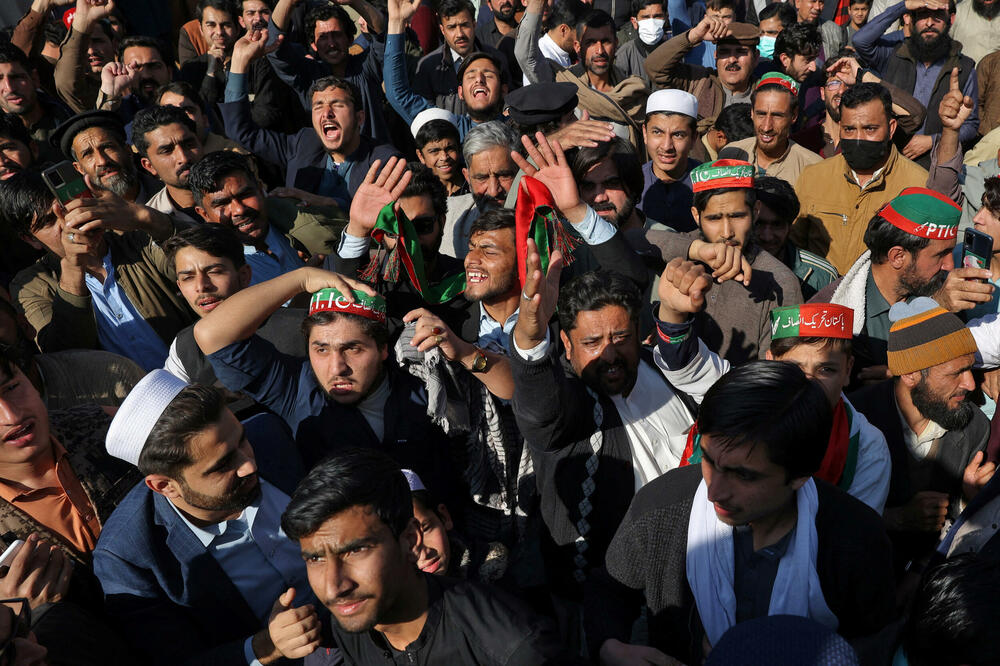 Pristalice stranke bivšeg premijera Imrana Khana, pakistanske Tehreek-e-Insaf (PTI), uzvikuju slogane tokom protesta ispred kancelarije privremene izborne komisije tražeći slobodne i poštene rezultate izbora, u Pešavaru, Pakistan (9. februar 2024.), Foto: Reuters