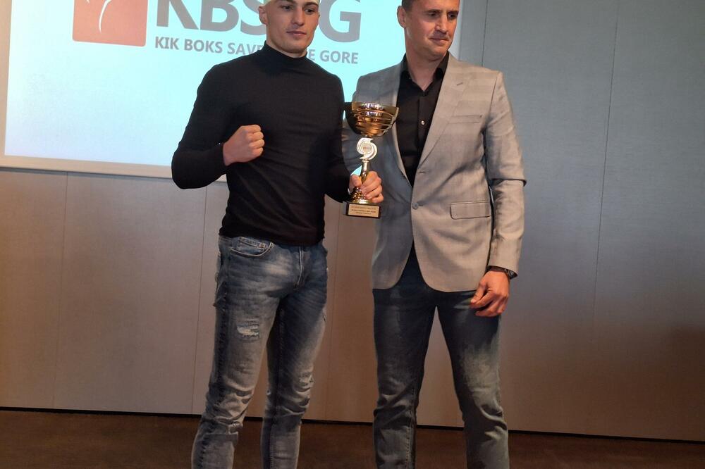 Nemanji je zasluženo priznanje uručio predsjednik Saveza Ivan Strugar, Foto: Slaviša Živaljević