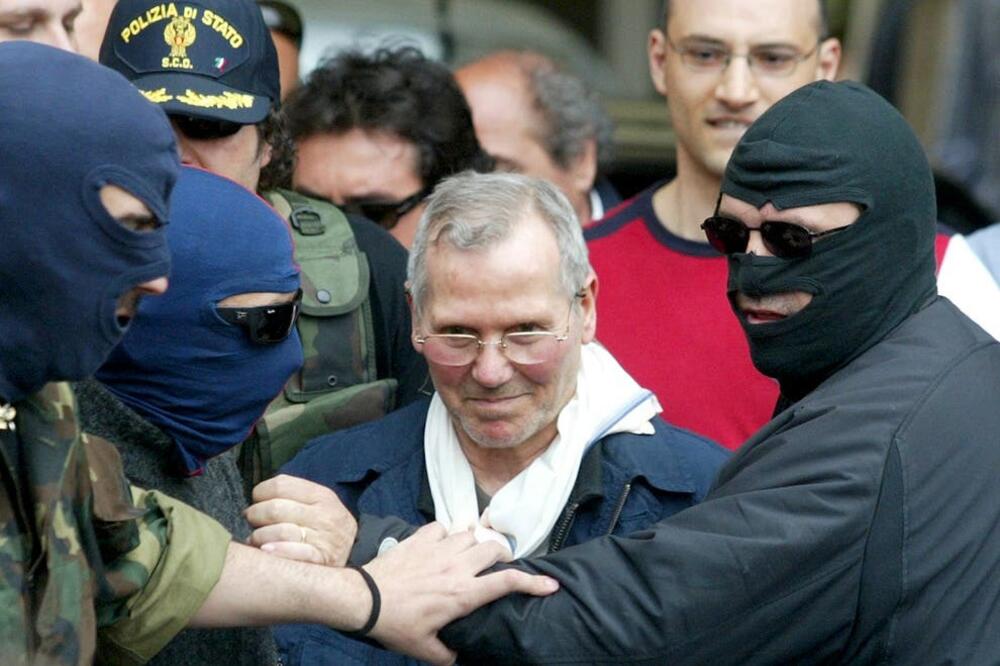Policija sprovodi Bernarda Provencana iz policijske stanice u Palermu 2006., Foto: Rojters