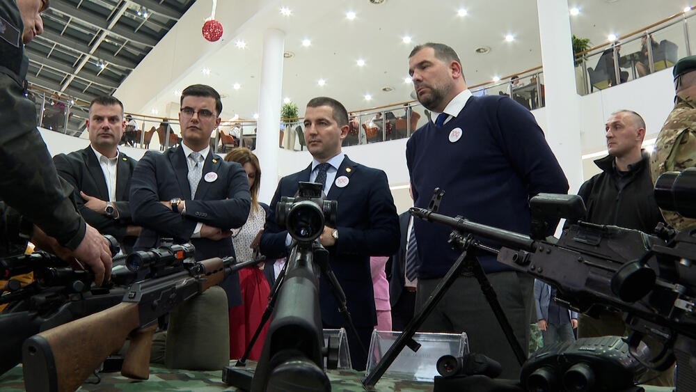 <p>Povodom obilježavanja 100 dana rada 44. Vlade, Ministarstvo unutrašnjih poslova i Ministarstvo odbrane organizovali su zajedničku aktivnost</p>