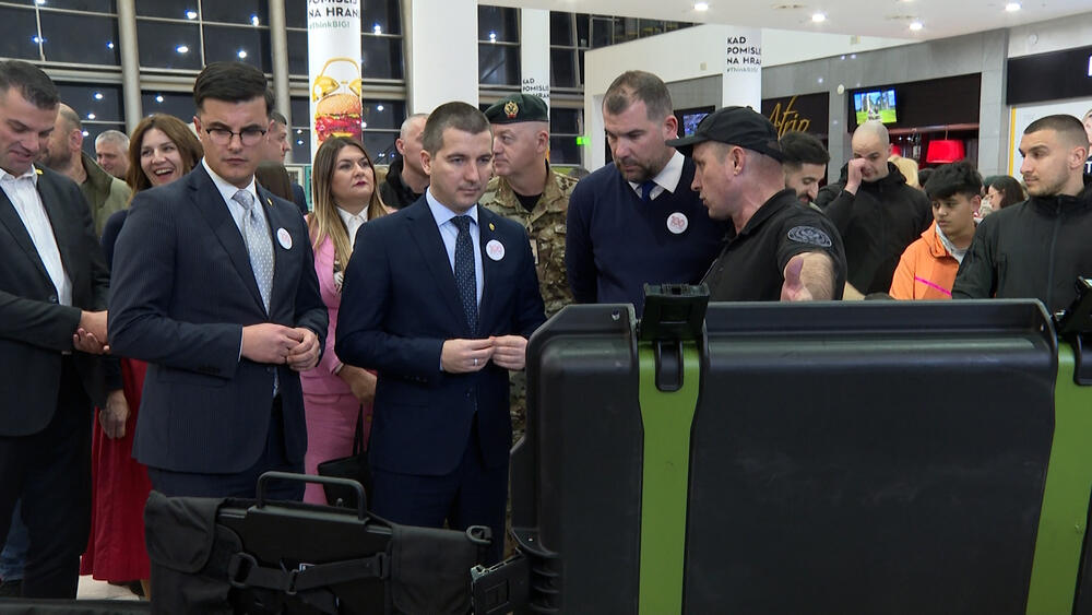 <p>Povodom obilježavanja 100 dana rada 44. Vlade, Ministarstvo unutrašnjih poslova i Ministarstvo odbrane organizovali su zajedničku aktivnost</p>