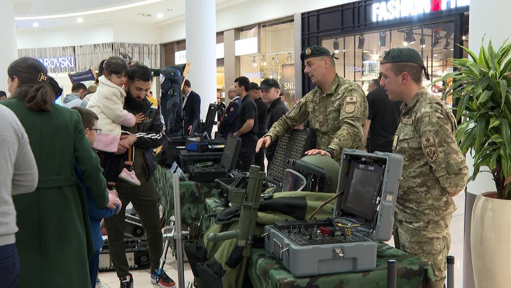 <p>Povodom obilježavanja 100 dana rada 44. Vlade, Ministarstvo unutrašnjih poslova i Ministarstvo odbrane organizovali su zajedničku aktivnost</p>