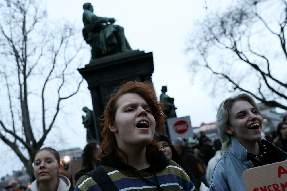 <p>Javnost je ogorčena kada se pojavila informacija da je Katalin Novak, prva žena predsjednica u istoriji Mađarske, u aprilu 2023. godine pomilovala radnika doma za djecu koji je osuđen 2018. godine jer je vršio pritisak na žrtve da povuku svoje tvrdnje da ih je direktor tog doma seksualno zlostavljao</p>
