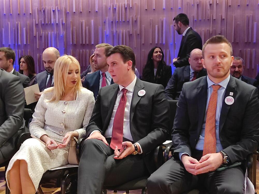 <p>Ministar Radulović obećao da niko od radnika Željezničkog prevoza i Održavanja željezničkih voznih sredstava neće biti otpušten kad spoje dva preduzeća</p>