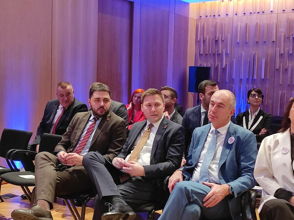 <p>Ministar Radulović obećao da niko od radnika Željezničkog prevoza i Održavanja željezničkih voznih sredstava neće biti otpušten kad spoje dva preduzeća</p>