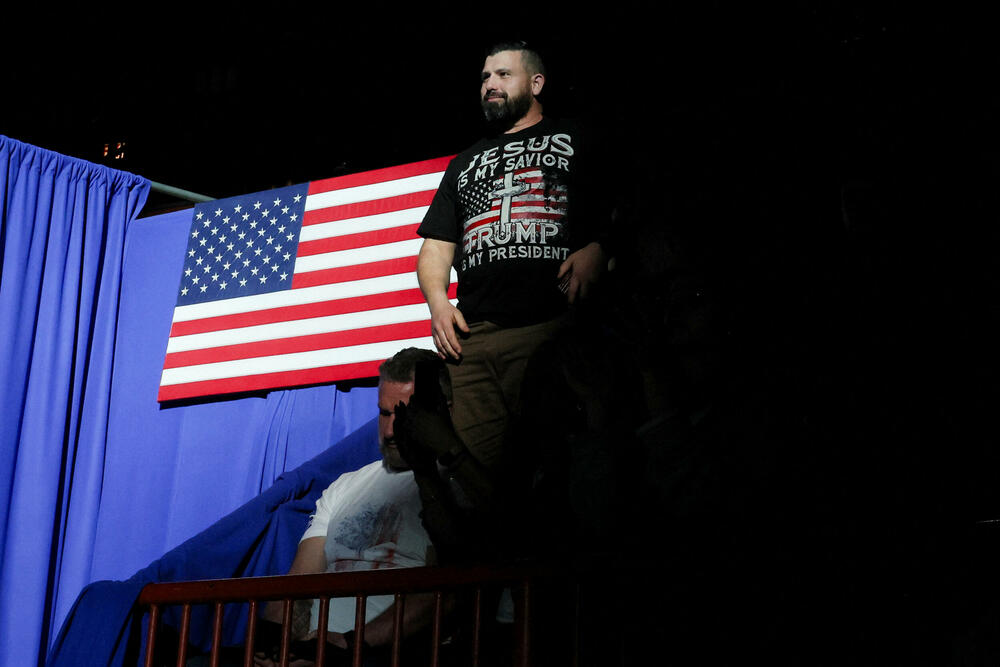 <p>"Tokom moje četiri godine na vlasti ništa se nije dogodilo, iako sam trpio veliki pritisak da obuzdam oružje. Ništa nismo uradili. Nismo popustili", rekao je prošle noći u govoru na "Velikom američkom sjamu NRA" u Harisburgu, u Pensilvaniji</p>