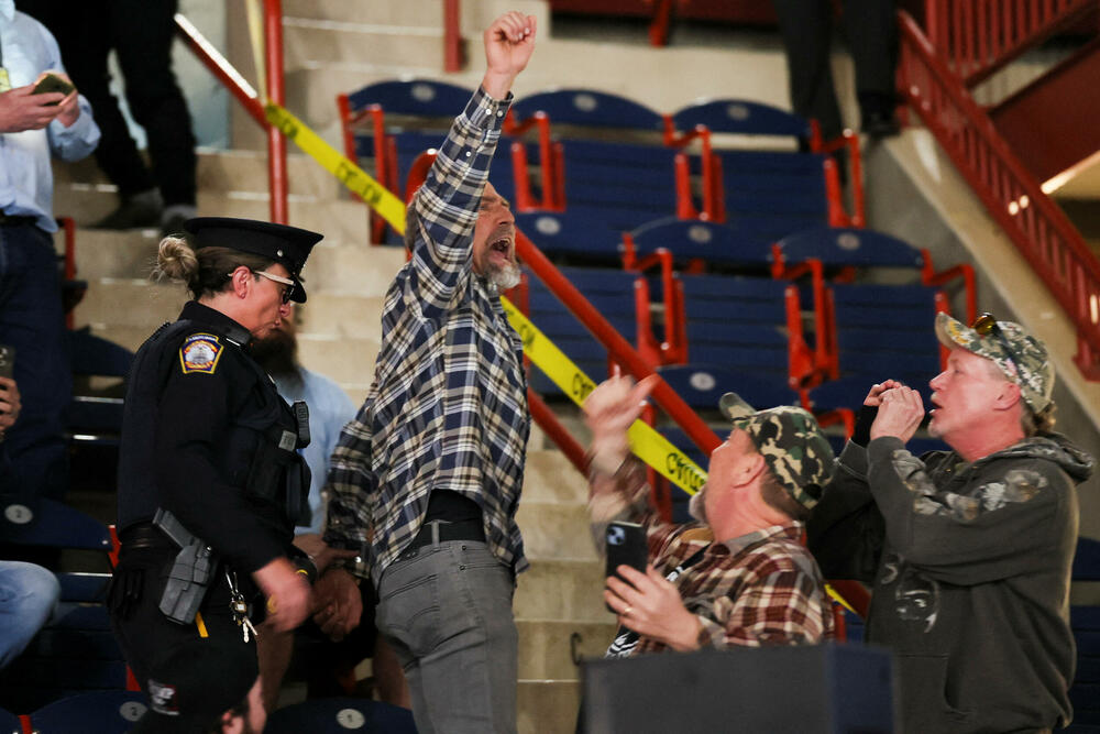 <p>"Tokom moje četiri godine na vlasti ništa se nije dogodilo, iako sam trpio veliki pritisak da obuzdam oružje. Ništa nismo uradili. Nismo popustili", rekao je prošle noći u govoru na "Velikom američkom sjamu NRA" u Harisburgu, u Pensilvaniji</p>