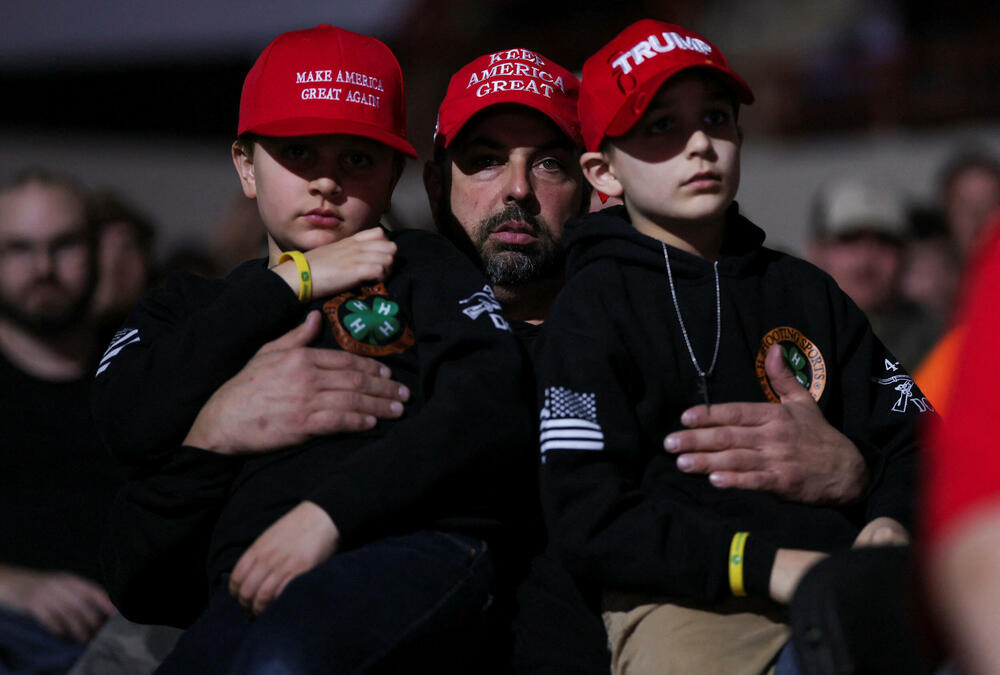<p>"Tokom moje četiri godine na vlasti ništa se nije dogodilo, iako sam trpio veliki pritisak da obuzdam oružje. Ništa nismo uradili. Nismo popustili", rekao je prošle noći u govoru na "Velikom američkom sjamu NRA" u Harisburgu, u Pensilvaniji</p>
