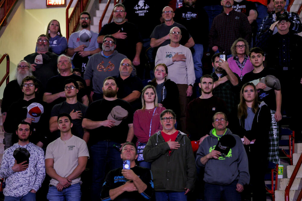 <p>"Tokom moje četiri godine na vlasti ništa se nije dogodilo, iako sam trpio veliki pritisak da obuzdam oružje. Ništa nismo uradili. Nismo popustili", rekao je prošle noći u govoru na "Velikom američkom sjamu NRA" u Harisburgu, u Pensilvaniji</p>