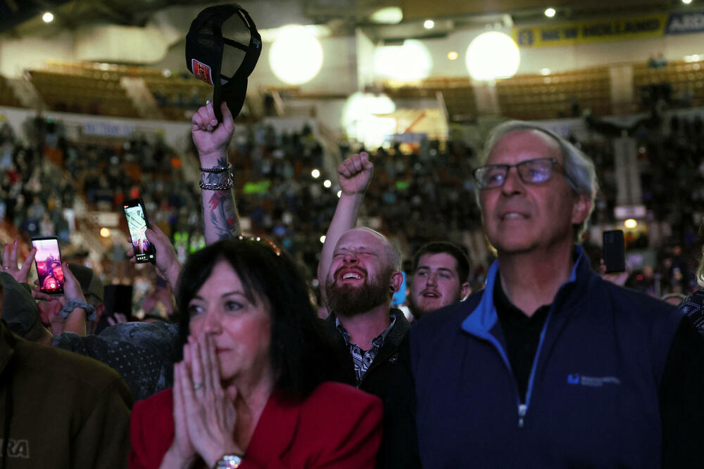 <p>"Tokom moje četiri godine na vlasti ništa se nije dogodilo, iako sam trpio veliki pritisak da obuzdam oružje. Ništa nismo uradili. Nismo popustili", rekao je prošle noći u govoru na "Velikom američkom sjamu NRA" u Harisburgu, u Pensilvaniji</p>