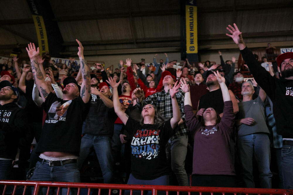 <p>"Tokom moje četiri godine na vlasti ništa se nije dogodilo, iako sam trpio veliki pritisak da obuzdam oružje. Ništa nismo uradili. Nismo popustili", rekao je prošle noći u govoru na "Velikom američkom sjamu NRA" u Harisburgu, u Pensilvaniji</p>