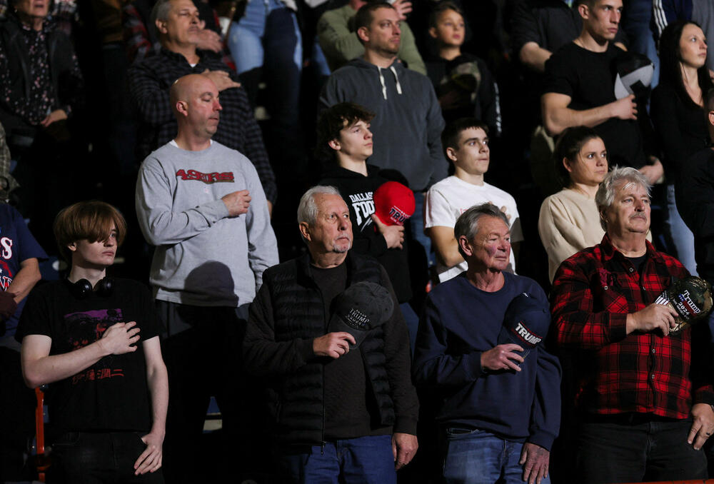 <p>"Tokom moje četiri godine na vlasti ništa se nije dogodilo, iako sam trpio veliki pritisak da obuzdam oružje. Ništa nismo uradili. Nismo popustili", rekao je prošle noći u govoru na "Velikom američkom sjamu NRA" u Harisburgu, u Pensilvaniji</p>