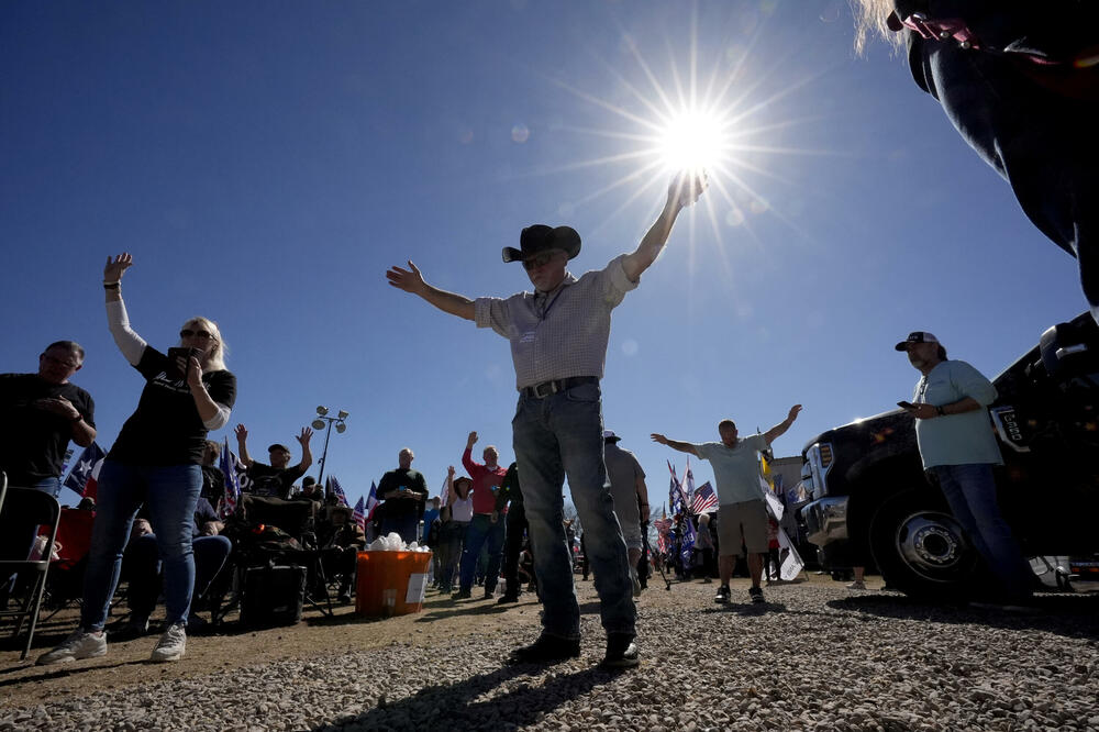 Učesnici konvoja i skupa “Vratite nam granice” u Kvemadu u Teksasu 3. februara, Foto: Beta/AP