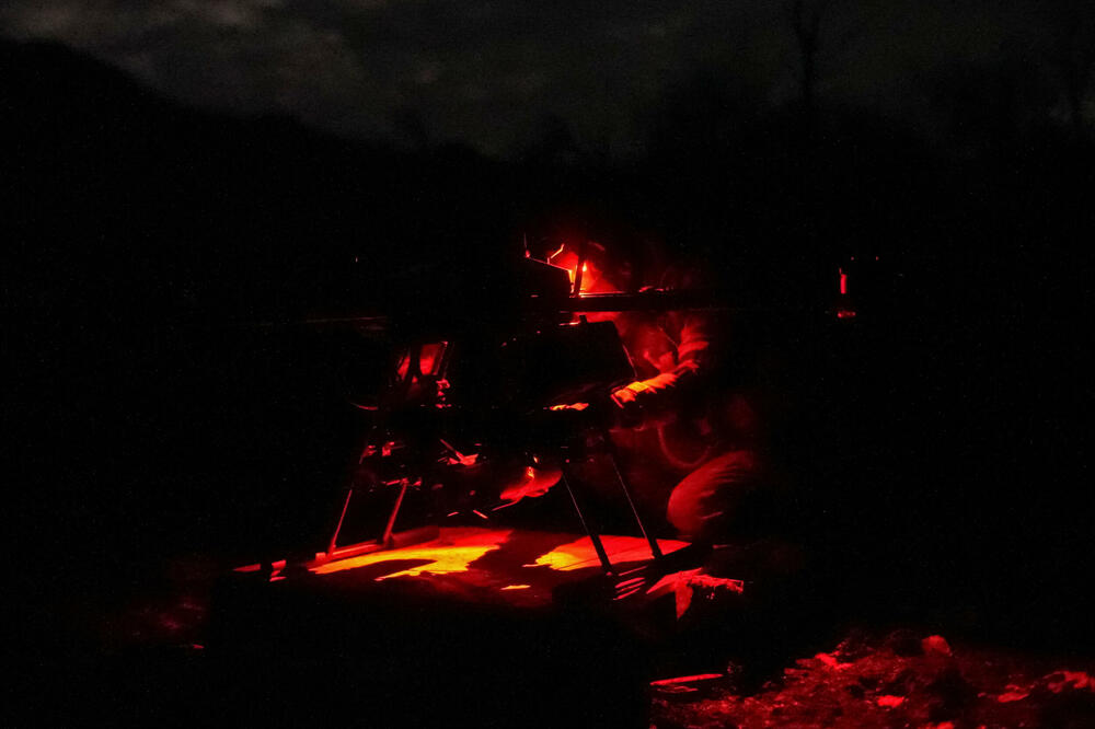 Ukrajinski vojnik priprema borbeni dron Vampir prije nego što preleti preko položaja ruskih trupa u blizini grada Bahmuta na liniji fronta, Foto: Reuters