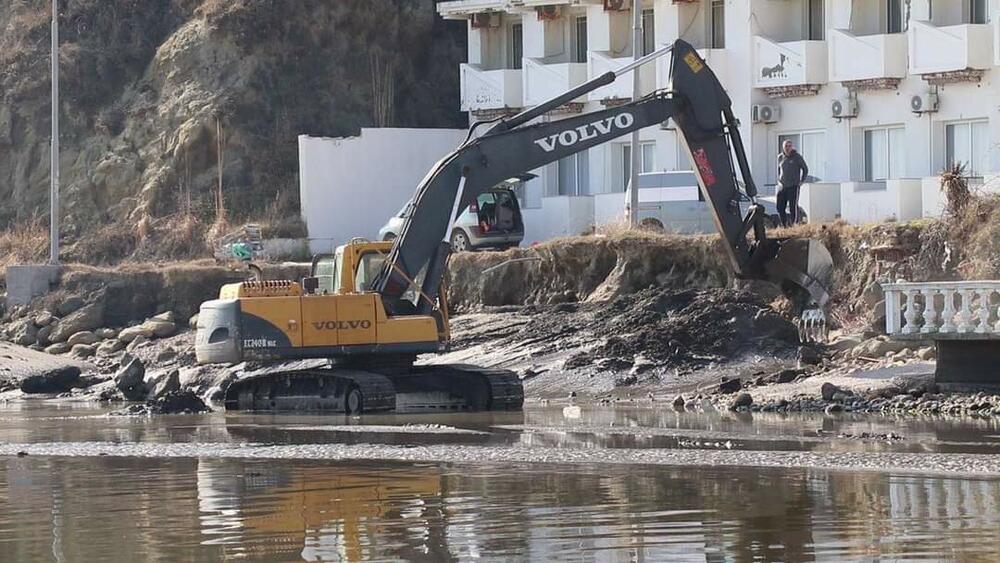 Bageri prokopavaju ušće