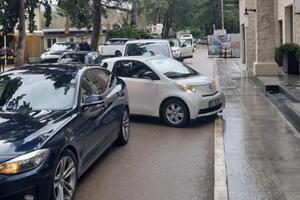 Budva: Šetalište otvoreno za saobraćaj, nastao kolaps