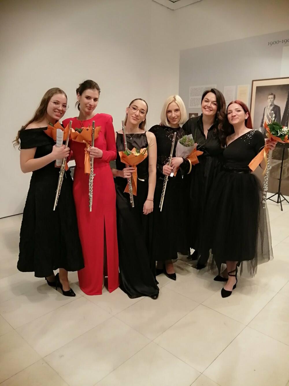 Studentkinje sa profesoricom Đurđević Ilić (druga s desna)