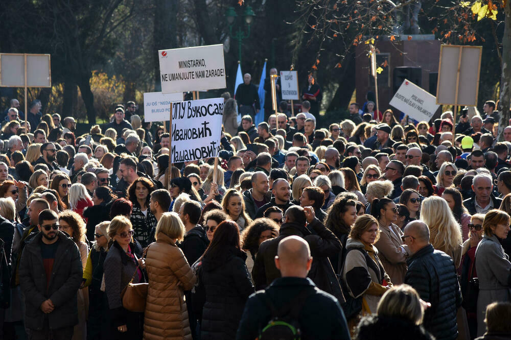 Sa nedavnog protesta prosvjetara ispred Skupštine Crne Gore, Foto: Luka Zeković