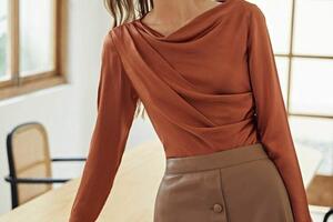 Bluze sa naborima su vrlo moderne: Evo kako ih nositi