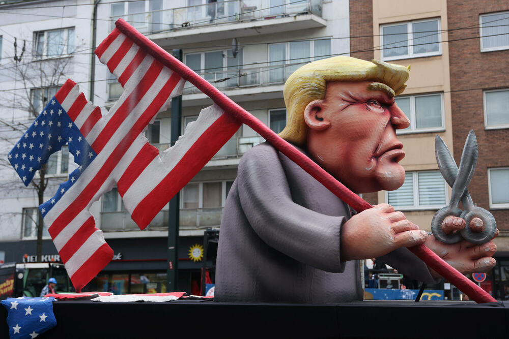 <p><span style="background-color: rgb(255, 255, 255);">Na ulicama Dizeldorfa danas je održan karneval koji su obilježile i mnoge kreacije sa političkim porukama.</span></p>